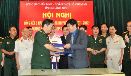 Lãnh đạo Tỉnh Đoàn Quảng Ninh và Hội Cựu chiến binh tỉnh ký kết chương trình phối hợp giai đoạn 2013-2017